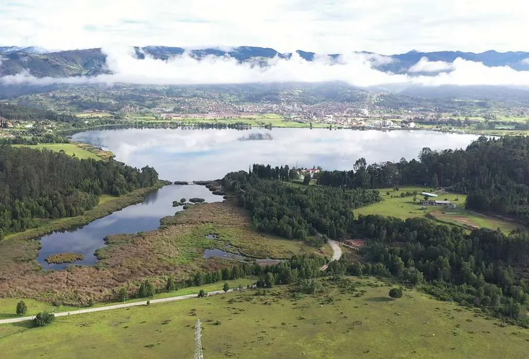 Vista aérea del Lago Sochagota, con el casco urbano de Paipa y las montañas de Boyacá al fondo.